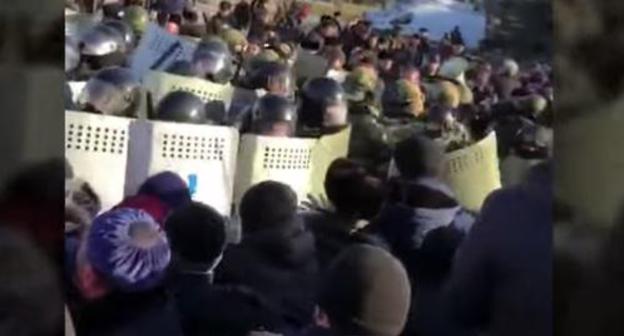 A spontaneous rally in the highway at the entrance to Nazran. Photo: screenshot of the video by the "Caucasian Knot" https://www.youtube.com/watch?v=B7vqt3Qx1bE A spontaneous rally in the highway at the entrance to Nazran. Photo: screenshot of the video by the "Caucasian Knot" https://www.youtube.com/watch?v=B7vqt3Qx1bE