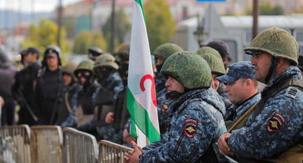 Law enforcers. Photo: REUTERS/Maxim Shemetov Law enforcers. Photo: REUTERS/Maxim Shemetov