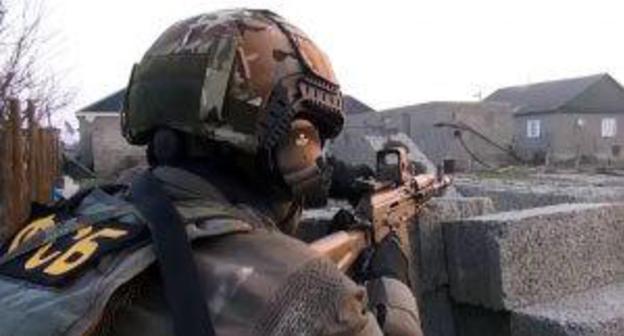 FSB officer. Photo: NAC press service, http://nac.gov.ru/terrorizmu-net/v-hasavyurtovskom-rayone-respubliki-dagestan-zaderzhan-chlen.html FSB officer. Photo: NAC press service, http://nac.gov.ru/terrorizmu-net/v-hasavyurtovskom-rayone-respubliki-dagestan-zaderzhan-chlen.html