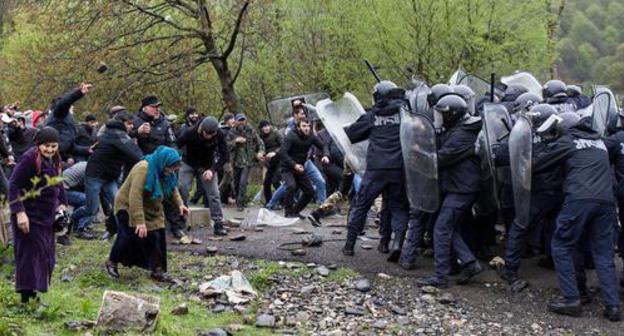 Clashes between protesters and policemen in Birkiani, Georgia, April 21, 2019. Photo: REUTERS / Ekaterina Anchevskaya Clashes between protesters and policemen in Birkiani, Georgia, April 21, 2019. Photo: REUTERS / Ekaterina Anchevskaya