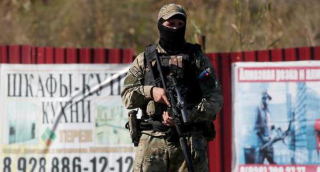 Law enforcer during protest action in Ingushetia against new agreement on border with Chechnya, Photo: REUTERS / Maxim Shemetov Law enforcer during protest action in Ingushetia against new agreement on border with Chechnya, Photo: REUTERS / Maxim Shemetov