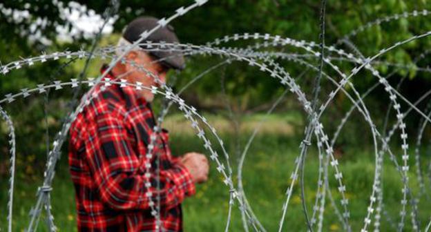 Border area of Georgia and South Ossetia. Photo: Jelger Groeneveld - https://commons.wikimedia.org/wiki/Category:South_Ossetia?uselang=ru#/media/File:Georgian_farmer_at_Khurvaleti_victim_of_borderization_by_Russian_and_South_Ossetian_troops.jpg Border area of Georgia and South Ossetia. Photo: Jelger Groeneveld - https://commons.wikimedia.org/wiki/Category:South_Ossetia?uselang=ru#/media/File:Georgian_farmer_at_Khurvaleti_victim_of_borderization_by_Russian_and_South_Ossetian_troops.jpg
