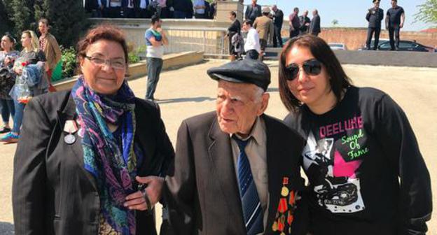 War veteran Tamleikha Gasanov with his granddaughter (right), May 9, 2019. Photo by Faik Medjid for the Caucasian Knot War veteran Tamleikha Gasanov with his granddaughter (right), May 9, 2019. Photo by Faik Medjid for the Caucasian Knot