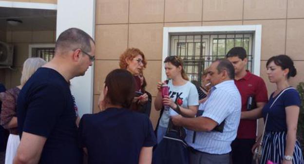 Relatives of suspects in the case of Jehovah's Witnesses are waiting in the courtyard for the court decision. Photo by Rasul Magomedov for the Caucasian Knot Relatives of suspects in the case of Jehovah's Witnesses are waiting in the courtyard for the court decision. Photo by Rasul Magomedov for the Caucasian Knot