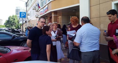 Relatives of detainees in the case on the Jehovah's Witness in the courtyard of the Soviet Court in Makhachkala, June 3, 2019. Photo by Rasul Magomedov for the Caucasian Knot Relatives of detainees in the case on the Jehovah's Witness in the courtyard of the Soviet Court in Makhachkala, June 3, 2019. Photo by Rasul Magomedov for the Caucasian Knot