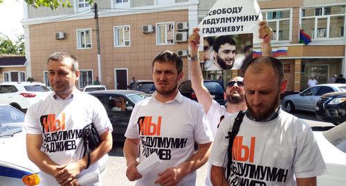 Solo picket in support of journalist Abdulmumin Gadjiev at the court building in Makhachkala. Photo by Murad Muradov for the Caucasian Knot Solo picket in support of journalist Abdulmumin Gadjiev at the court building in Makhachkala. Photo by Murad Muradov for the Caucasian Knot