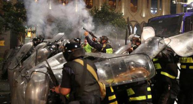 Special forces disperse protest action, Tbilisi, June 21, 2019. Photo: REUTERS/Irakli Gedenidze Special forces disperse protest action, Tbilisi, June 21, 2019. Photo: REUTERS/Irakli Gedenidze