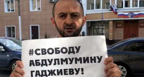 Mairbek Agaev, the editor-in-chief of the weekly "Chernovik", held a picket in Makhachkala to support Abdulmumin Gadjiev. Screenshot of the video by the "Caucasian Knot" Mairbek Agaev, the editor-in-chief of the weekly "Chernovik", held a picket in Makhachkala to support Abdulmumin Gadjiev. Screenshot of the video by the "Caucasian Knot"