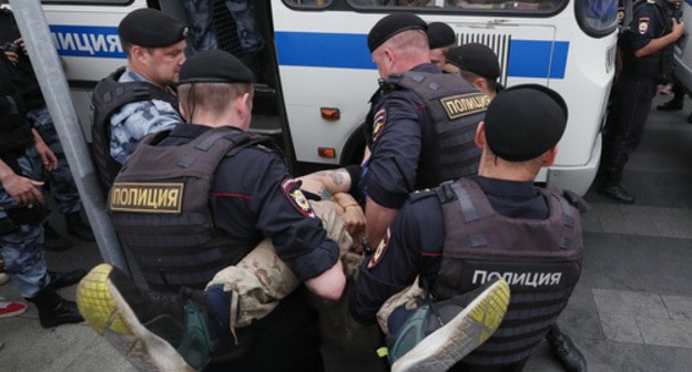 The police detains a participant of the action in support of Ivan Golunov. Moscow, June 2019. Photo REUTERS/Shamil Zhumatov The police detains a participant of the action in support of Ivan Golunov. Moscow, June 2019. Photo REUTERS/Shamil Zhumatov