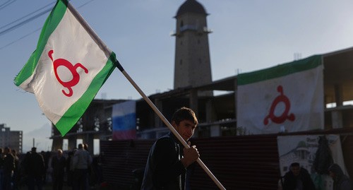A man with the flag of Ingushetia at the protest action. October 2018. Photo: REUTERS/Maxim Shemetov A man with the flag of Ingushetia at the protest action. October 2018. Photo: REUTERS/Maxim Shemetov