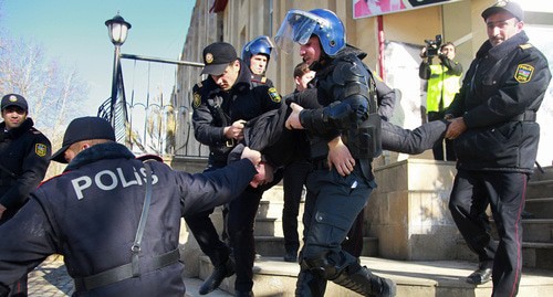 The police detains an activist. Azerbaijan. Photo: REUTERS/Aziz Karimov The police detains an activist. Azerbaijan. Photo: REUTERS/Aziz Karimov