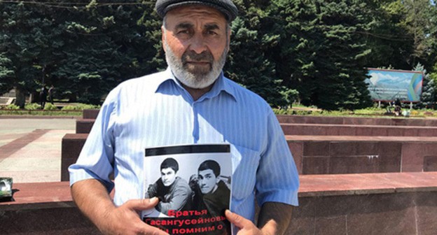 Murtazali Gasanguseinov, a father of the shepherds killed in Dagestan, holds a solo picket in Makhachkala, July 15, 2019. Photo by Patimat Makhmudova for the Caucasian Knot Murtazali Gasanguseinov, a father of the shepherds killed in Dagestan, holds a solo picket in Makhachkala, July 15, 2019. Photo by Patimat Makhmudova for the Caucasian Knot