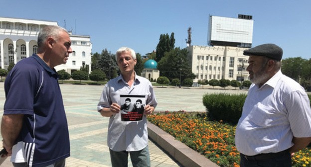 Chairman of the initiative group 'Port-Petrovsk' Ernest Gamzatov (left) came to support Murtazali Gasanguseinov. Photo by Patimat Makhmudova for the Caucasian Knot Chairman of the initiative group 'Port-Petrovsk' Ernest Gamzatov (left) came to support Murtazali Gasanguseinov. Photo by Patimat Makhmudova for the Caucasian Knot