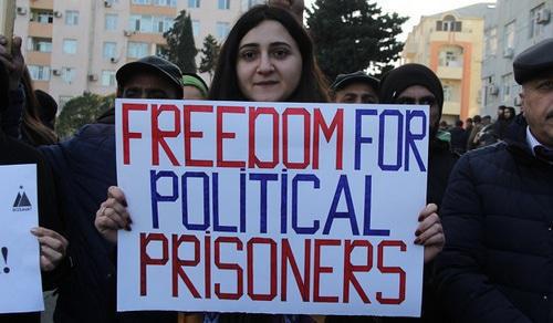 A participant of the rally in Baku demands to release political prisoners. Photo by Aziz Karimov for the "Caucasian Knot" A participant of the rally in Baku demands to release political prisoners. Photo by Aziz Karimov for the "Caucasian Knot"