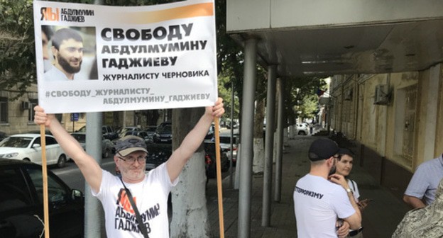 Magomed Magomedov, a journalist of the "Chernovik", holding a solo picket. Photo by Patimat Makhmudova for the "Caucasian Knot" Magomed Magomedov, a journalist of the "Chernovik", holding a solo picket. Photo by Patimat Makhmudova for the "Caucasian Knot"