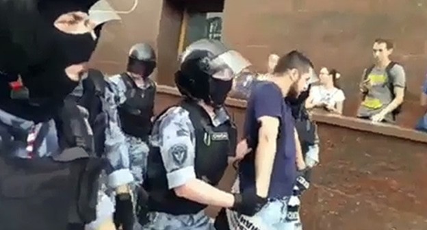 Detention of Dagestani blogger Kerim Gamidov. Screenshot from video entitled "That's the way they were detaining me" posted by Vodi Mag, http://www.youtube.com/watch?v=cMAI6IHz0j4 Detention of Dagestani blogger Kerim Gamidov. Screenshot from video entitled "That's the way they were detaining me" posted by Vodi Mag, http://www.youtube.com/watch?v=cMAI6IHz0j4