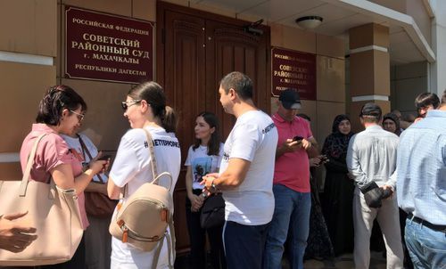 A group of support of the journalist Abdulmumin Gadjiev. Photo by Patimat Makhmudova for the "Caucasian Knot" A group of support of the journalist Abdulmumin Gadjiev. Photo by Patimat Makhmudova for the "Caucasian Knot"