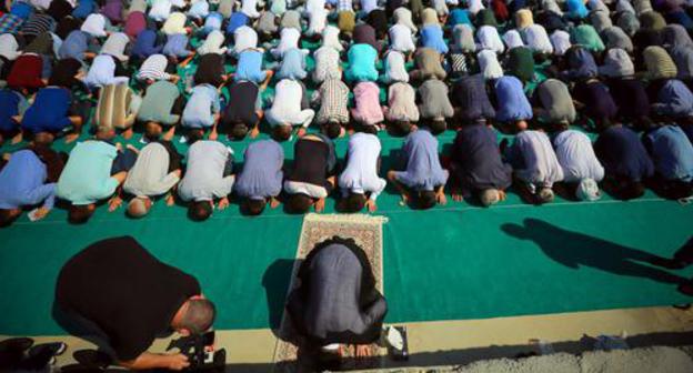 Festive prayer in a mosque. Photo by Aziz Karimov for the Caucasian Knot Festive prayer in a mosque. Photo by Aziz Karimov for the Caucasian Knot