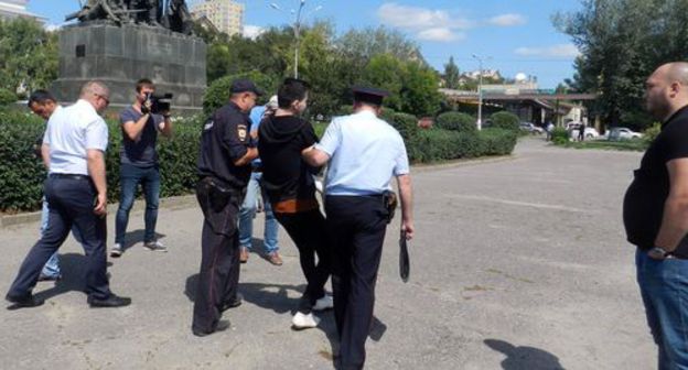 Policemen take LGBT activist Vladislav Pogorelov away from the Metallurgov Square in Volgograd, August 12, 2019. Photo by Tatiana Filimonova for the Caucasian Knot Policemen take LGBT activist Vladislav Pogorelov away from the Metallurgov Square in Volgograd, August 12, 2019. Photo by Tatiana Filimonova for the Caucasian Knot