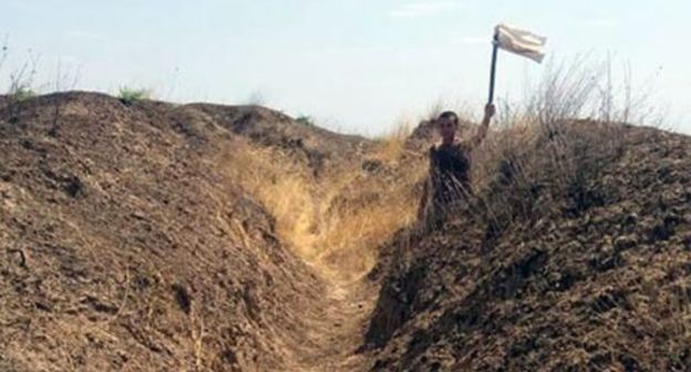 Serviceman with a white flag at the combat line. Photo: press service of the Ministry of Defence of Azerbaijan Serviceman with a white flag at the combat line. Photo: press service of the Ministry of Defence of Azerbaijan