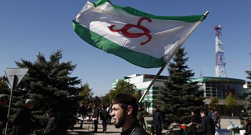 A participants of the rally in Magas with the flag of Ingushetia. Photo: REUTERS/Maxim Shemetov A participants of the rally in Magas with the flag of Ingushetia. Photo: REUTERS/Maxim Shemetov
