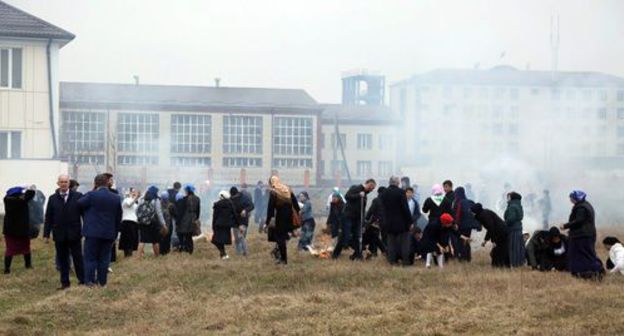 A subbotnik (voluntary work on Saturday) in Grozny. Photo by the press service of the Grozny administration http://chechnya.gov.ru/novosti/okolo-70-tysyach-chelovek-vyshli-na-subbotniki-v-groznom/ A subbotnik (voluntary work on Saturday) in Grozny. Photo by the press service of the Grozny administration http://chechnya.gov.ru/novosti/okolo-70-tysyach-chelovek-vyshli-na-subbotniki-v-groznom/