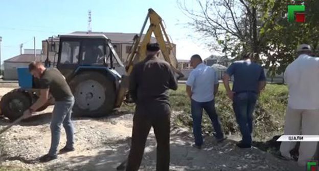 Residents of chechnya at the subbotnik (voluntary cleaning works on Saturdays). Screenshot of the video by the Grozny TV channel https://www.youtube.com/watch?v=Jl1OdZjP1sk Residents of chechnya at the subbotnik (voluntary cleaning works on Saturdays). Screenshot of the video by the Grozny TV channel https://www.youtube.com/watch?v=Jl1OdZjP1sk