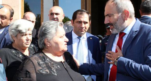 Armenian Prime Minister Nikol Pashinyan met the protesters. Photo by Tigran Petrosyan for the "Caucasian Knot" Armenian Prime Minister Nikol Pashinyan met the protesters. Photo by Tigran Petrosyan for the "Caucasian Knot"