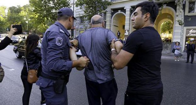 Policemen arrest activists in Baku, October 8, 2019. Photo by Aziz Karimov for the Caucasian Knot Policemen arrest activists in Baku, October 8, 2019. Photo by Aziz Karimov for the Caucasian Knot