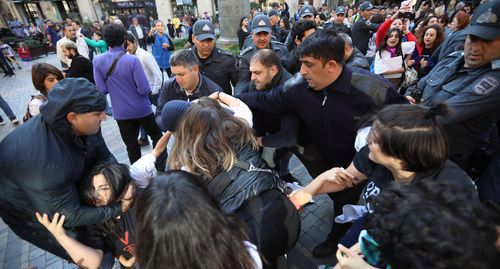Police disperse participants of a rally in protest against using violence to women, Baku, October 20, 2019. Photo by Aziz Karimov for the Caucasian Knot Police disperse participants of a rally in protest against using violence to women, Baku, October 20, 2019. Photo by Aziz Karimov for the Caucasian Knot