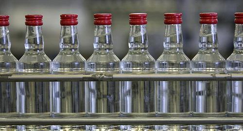 The conveyor belt with bottles of vodka. Photo http://www.delfi.lv/biznes/bizopinion/alkogol-v-latvii-budet-dorozhat.d?id=43239210 The conveyor belt with bottles of vodka. Photo http://www.delfi.lv/biznes/bizopinion/alkogol-v-latvii-budet-dorozhat.d?id=43239210