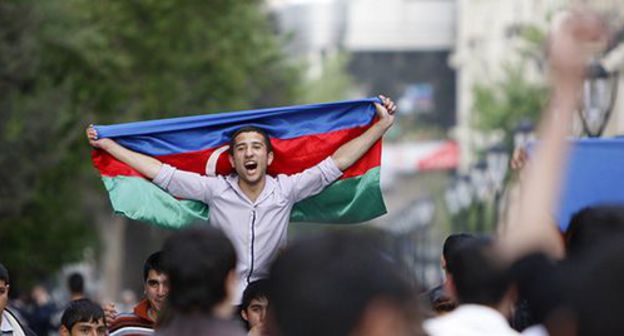 A man holding a flag of Azerbaijan. Photo: REUTERS/David Mdzinarishvili A man holding a flag of Azerbaijan. Photo: REUTERS/David Mdzinarishvili