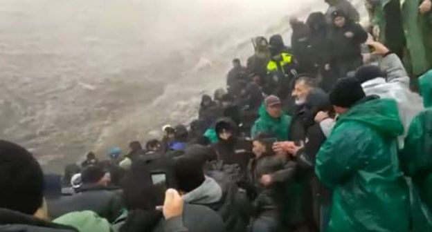 Clashes of the residents of the Dagestani village of Meusisha with law enforcers. November 1, 2019. Screenshot by the user Dag.Life https://www.youtube.com/watch?v=SCfN3Fl1a3o&feature=youtu.be Clashes of the residents of the Dagestani village of Meusisha with law enforcers. November 1, 2019. Screenshot by the user Dag.Life https://www.youtube.com/watch?v=SCfN3Fl1a3o&feature=youtu.be