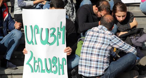 Opposition activists and protesting students the building of the government of Armenia. A poster says: "Araik, go away". Photo by Tigran Petrosyan for the "Caucasian Knot" Opposition activists and protesting students the building of the government of Armenia. A poster says: "Araik, go away". Photo by Tigran Petrosyan for the "Caucasian Knot"