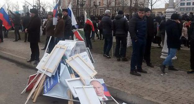 Posters and banners after a rally in Grozny on January 22, 2016. Photo by Nikolay Petrov for the "Caucasian Knot" Posters and banners after a rally in Grozny on January 22, 2016. Photo by Nikolay Petrov for the "Caucasian Knot"