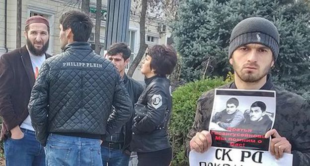 Magomed, a nephew of Murtazali Gasanguseinov, at a solo picket in Makhachkala. November 15, 2019. Photo by Ilyas Kapiev for the "Caucasian Knot" Magomed, a nephew of Murtazali Gasanguseinov, at a solo picket in Makhachkala. November 15, 2019. Photo by Ilyas Kapiev for the "Caucasian Knot"