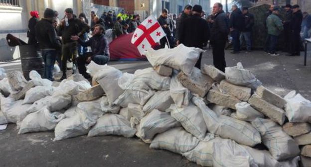 Protesters built up a barricade in front of the Georgian Parliament, Tbilisi, November 18, 2019. Photo by Inna Kukudjanova for the Caucasian Knot Protesters built up a barricade in front of the Georgian Parliament, Tbilisi, November 18, 2019. Photo by Inna Kukudjanova for the Caucasian Knot