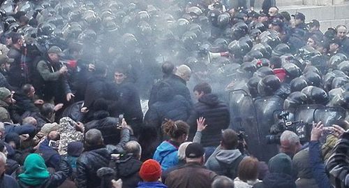 Clashes of protesters and policemen, November 18, 2019. Photo by Inna Kukudjanova for the Caucasian Knot Clashes of protesters and policemen, November 18, 2019. Photo by Inna Kukudjanova for the Caucasian Knot