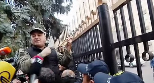 Opposition supporters hung a symbolic lock on the fence of the government building. Screenshot from Youtube video posted by "TV IMEDI" https://www.youtube.com/watch?v=dgm7LXcNjn0 Opposition supporters hung a symbolic lock on the fence of the government building. Screenshot from Youtube video posted by "TV IMEDI" https://www.youtube.com/watch?v=dgm7LXcNjn0