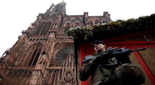 An armed French soldier near the Strasbourg Cathedral. Photo: REUTERS / Christian Hartmann An armed French soldier near the Strasbourg Cathedral. Photo: REUTERS / Christian Hartmann