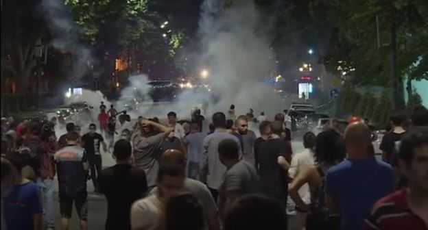 Participants of the clashes near the parliament building in Tbilisi. Photo: screenshot of the video by Velikaya Armenia https://www.youtube.com/watch?v=pJh0BXGSG1w Participants of the clashes near the parliament building in Tbilisi. Photo: screenshot of the video by Velikaya Armenia https://www.youtube.com/watch?v=pJh0BXGSG1w