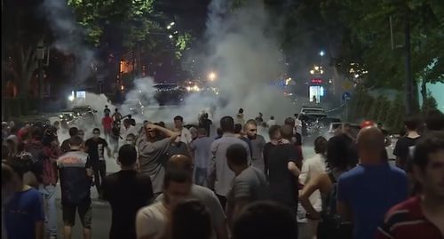 Participants of the clashes near the parliament building in Tbilisi. Photo: screenshot of the video by Velikaya Armenia https://www.youtube.com/watch?v=pJh0BXGSG1w Participants of the clashes near the parliament building in Tbilisi. Photo: screenshot of the video by Velikaya Armenia https://www.youtube.com/watch?v=pJh0BXGSG1w