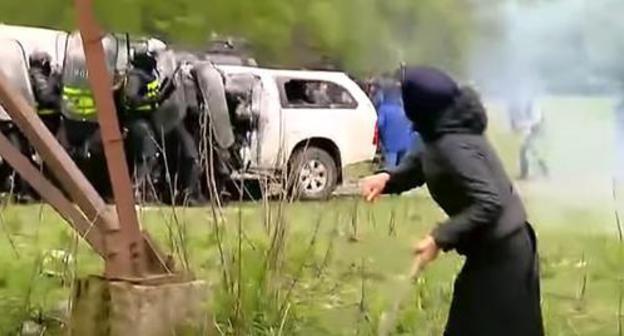 Clashes between protesters and police in Pankisi. Screenshot from the 'Caucasian Knot' video: https://www.youtube.com/watch?v=0WOd5bOftv4 Clashes between protesters and police in Pankisi. Screenshot from the 'Caucasian Knot' video: https://www.youtube.com/watch?v=0WOd5bOftv4