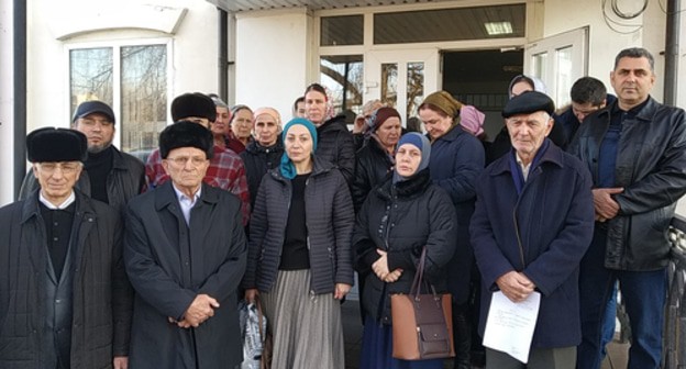 People at the Ministry of National Policy of Ingushetia. Photo by Magomed Aliev for the "Caucasian Knot" People at the Ministry of National Policy of Ingushetia. Photo by Magomed Aliev for the "Caucasian Knot"