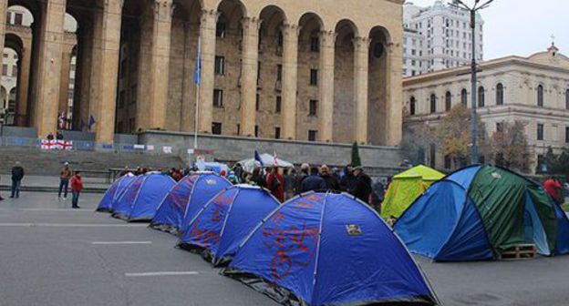 Tents in front of the parliament building, November 15, 2019. Photo by Inna Kukudzhanova for the Caucasian Knot Tents in front of the parliament building, November 15, 2019. Photo by Inna Kukudzhanova for the Caucasian Knot