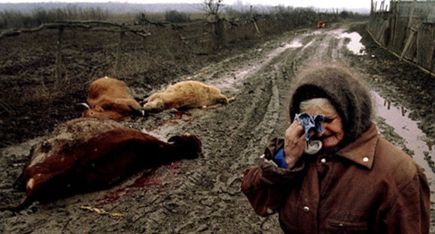 Elderly woman crying because her cows were killed, 1994. Photo: REUTERS/Peter Andrews Elderly woman crying because her cows were killed, 1994. Photo: REUTERS/Peter Andrews