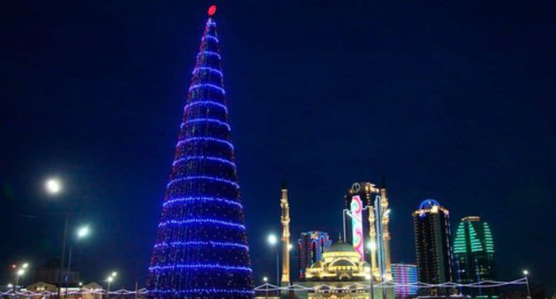 New Year tree in Grozny. Photo: press service of the City Administration, http://grozmer.ru New Year tree in Grozny. Photo: press service of the City Administration, http://grozmer.ru