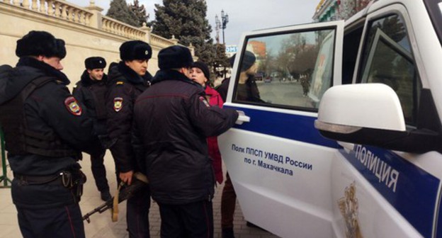 Policemen and activist Svetlana Anokhina (in red) at the square in Makhachkala. Photo by Murad Muradov for the Caucasian Knot Policemen and activist Svetlana Anokhina (in red) at the square in Makhachkala. Photo by Murad Muradov for the Caucasian Knot