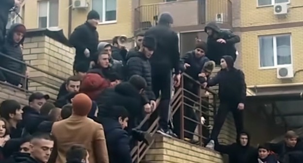 A jam after the blogger threw banknotes into a crowd. Screenshot of the video by newsHShD https://www.youtube.com/watch?v=PjsYpVwYKok&feature=emb_logo A jam after the blogger threw banknotes into a crowd. Screenshot of the video by newsHShD https://www.youtube.com/watch?v=PjsYpVwYKok&feature=emb_logo