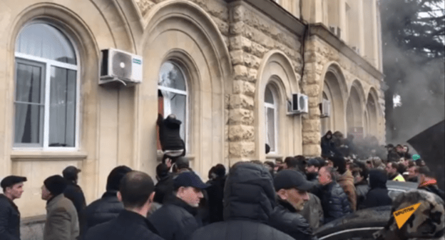 Screenshot of the video of the storming of the building of the presidential administration on January 9, 2020 https://web.telegram.org/#/im?p=@SputnikAbkhazia Screenshot of the video of the storming of the building of the presidential administration on January 9, 2020 https://web.telegram.org/#/im?p=@SputnikAbkhazia